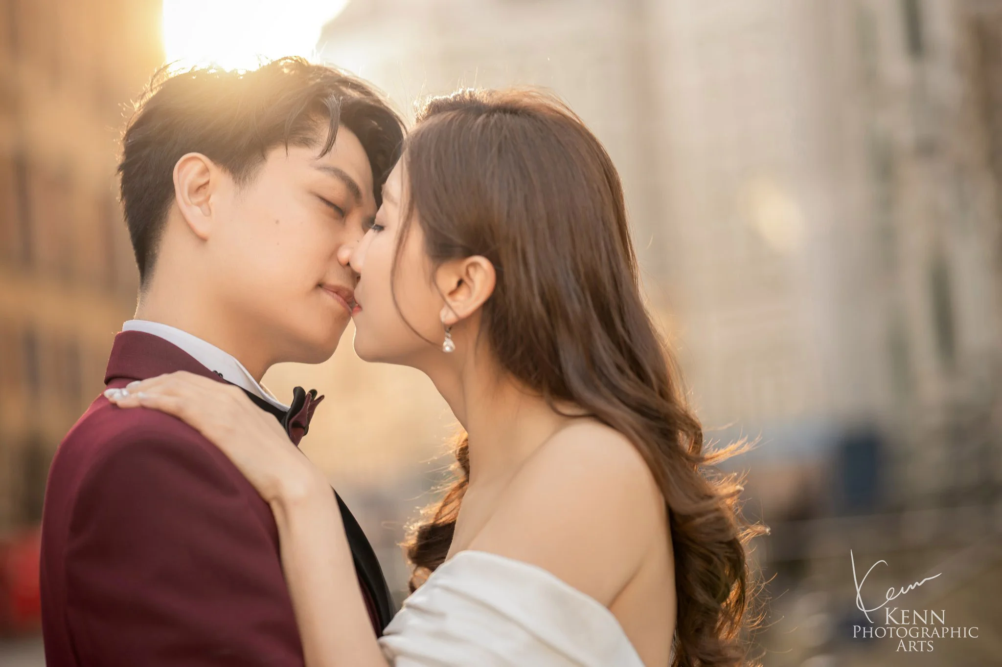 Wincy & Leo sharing a sunlit kiss in Florence — Florence & Tuscany pre-wedding by Kenn Photographic Arts