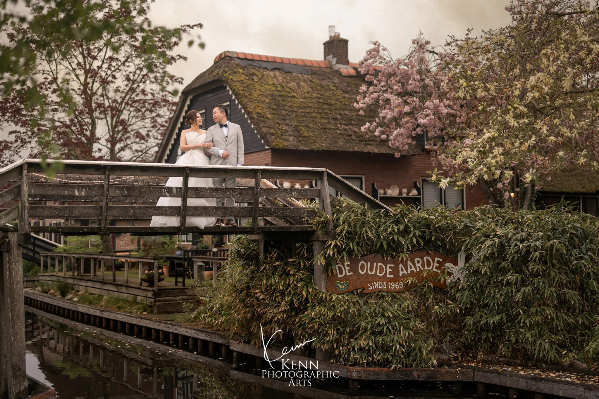 Michelle & Vincent on a wooden bridge above the canal at De Oude Aarde, Giethoorn — Netherlands pre-wedding by Kenn Photographic Arts